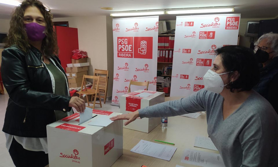 El sector crítico del PSOE de Ribeira gana a su Ejecutiva en la votación de delegados al Congreso Nacional