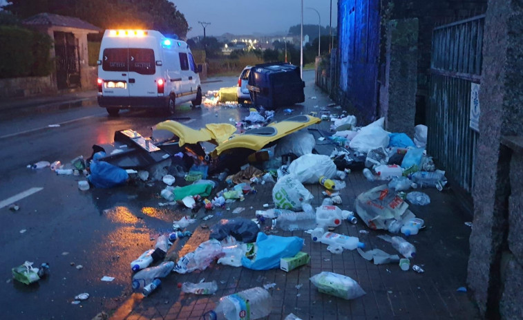 Choca con unos contenedores, esparce la basura por la vía y se da a la fuga