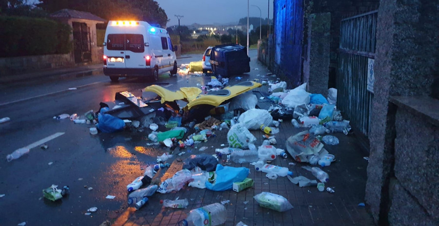 Choca con unos contenedores, esparce la basura por la vía y se da a la fuga