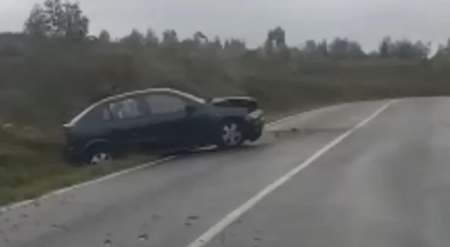 Los bomberos actúan en un accidente en Cures para poder abrir la puerta del coche implicado