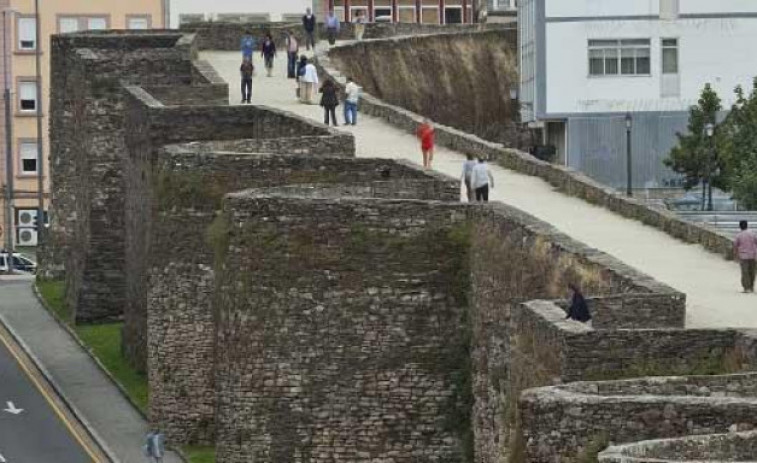 Sale de la UCI la joven transexual arrojada desde la Muralla de Lugo