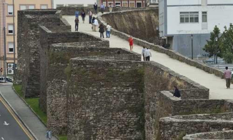 En libertad investigado por tentativa de homicidio el varón detenido por tirar desde la Muralla de Lugo a una chica