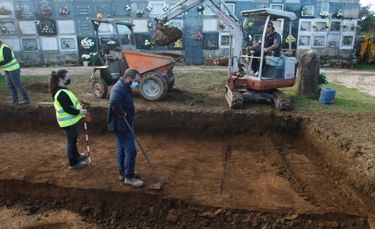 Recogen seis muestras de tierra en la fosa de Rubiáns para ver si en la zona hubo restos humanos