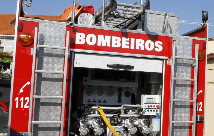 Sofocan un incendio en un bajo de Catoira que calcinó un tractor y varios enseres