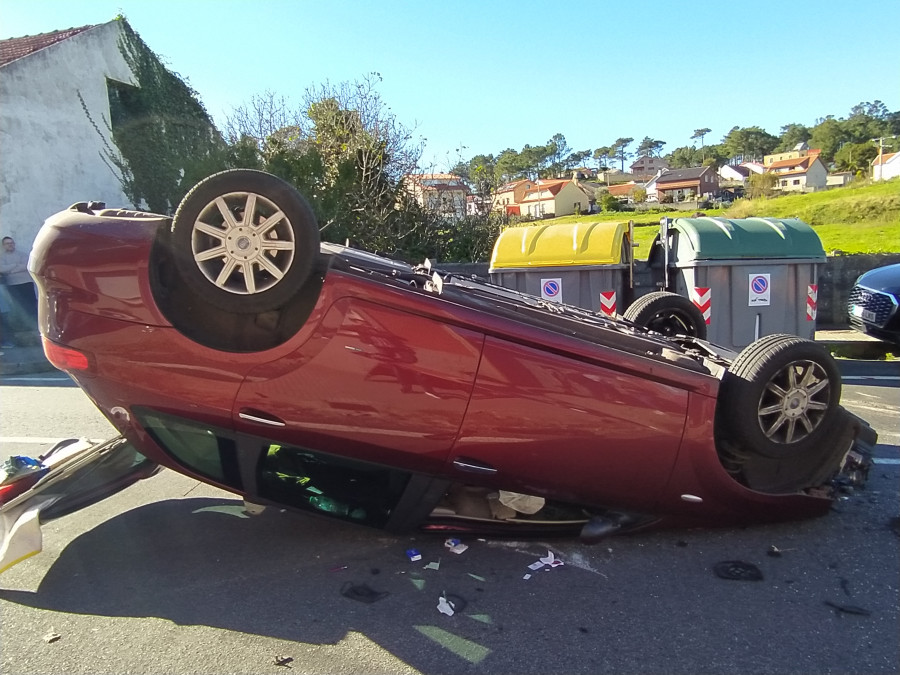 Un pique entre dos conductotes podría estar detrás de un aparatoso accidente en A Amexida, en Ribeira