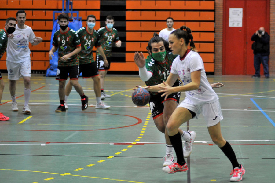 Mireia Rodríguez hace historia al ser la primera mujer en un partido de balonmano masculino