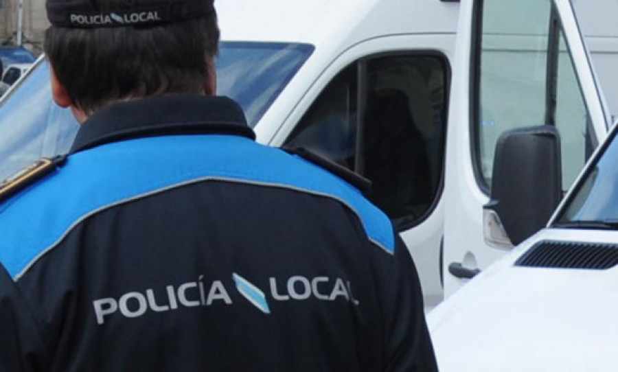 Entrega a la Policía Local de Torrox una bolsa con casi 3.000 euros que encontró en la calle