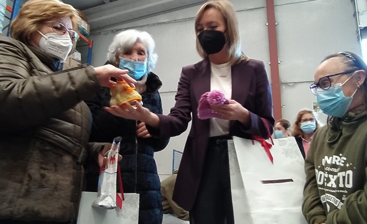 Entregados en Amicos 2.000 gorros y patucos de lana para poder incluir este invierno en la Cesta Benvida