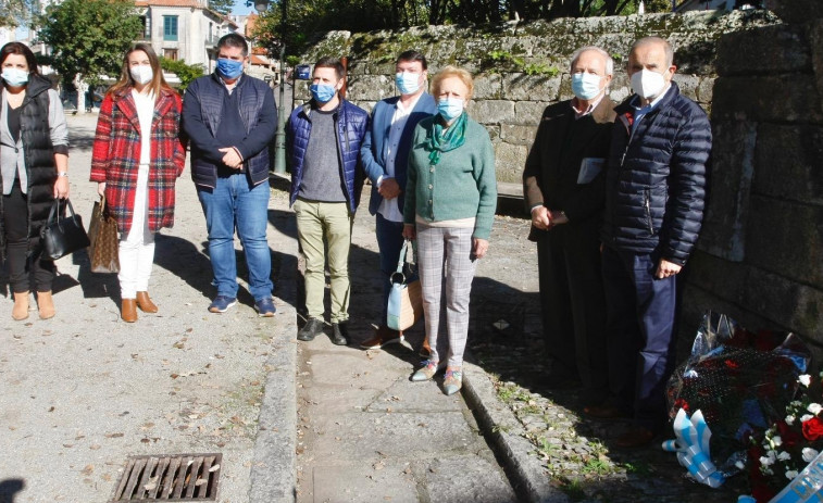 Cambados honra a Ramón Cabanillas con flores en el 62 aniversario de su muerte