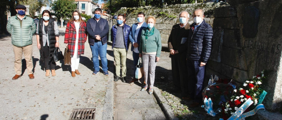 Cambados honra a Ramón Cabanillas con flores en el 62 aniversario de su muerte