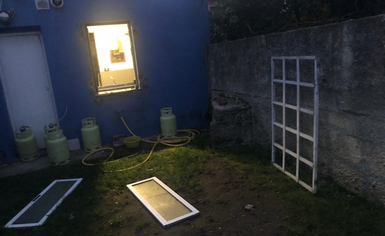 ​Fuerzan la ventana de un bar de Carreira y roban 900 euros tras destrozar la tragaperras