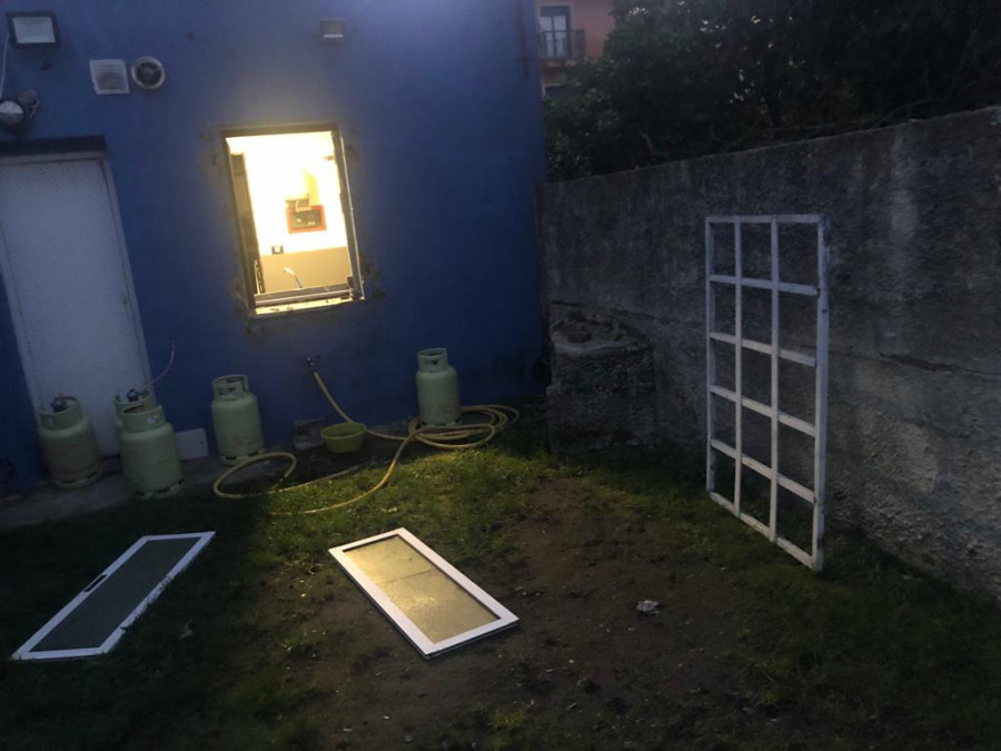 ​Fuerzan la ventana de un bar de Carreira y roban 900 euros tras destrozar la tragaperras