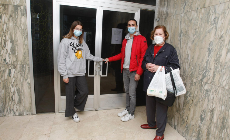 El Concello cambia la cerradura del Liceo y deja en la calle a Arousa Moza sin sus pertenencias
