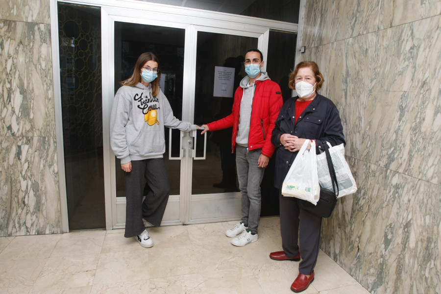 El Concello cambia la cerradura del Liceo y deja en la calle a Arousa Moza sin sus pertenencias