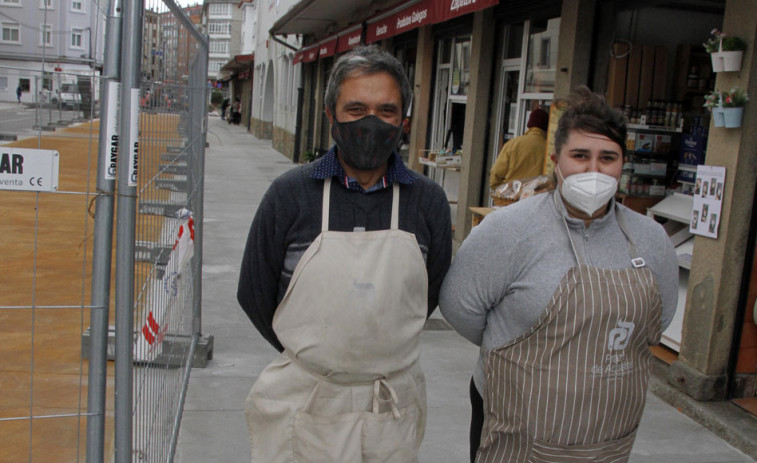 Las obras de las aceras desesperan a los  titulares de los puestos exteriores del Mercado