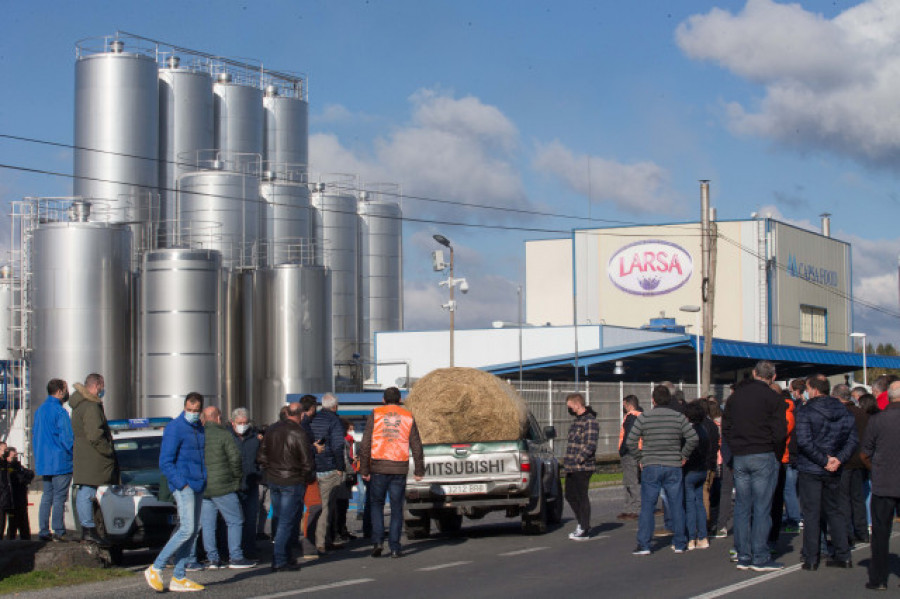 Los ganaderos bloquean la entrada a Larsa para reclamar subidas de precios lácteos