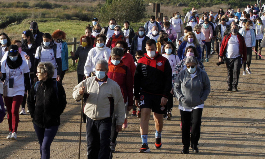 Más de 200 personas caminan contra la violencia de género y aportan su ayuda a las víctimas