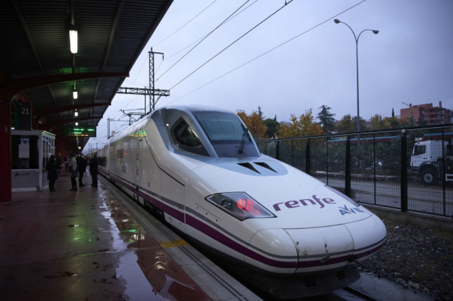 Renfe pone hoy a la venta 250.000 billetes para el AVE Madrid-Galicia a un precio de 15 euros