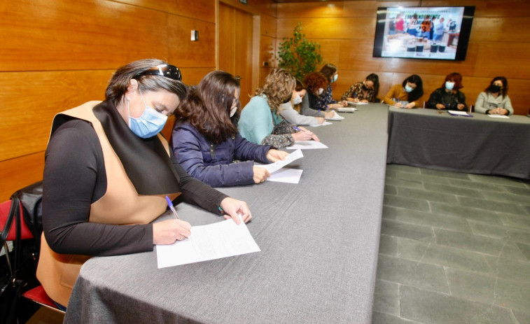 O Salnés conmemora el 25-N con andainas, formación y material reivindicativo para vecinos y la hostelería