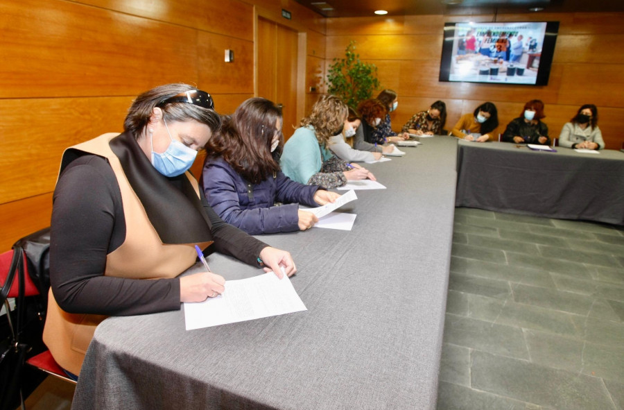 O Salnés conmemora el 25-N con andainas, formación y material reivindicativo para vecinos y la hostelería