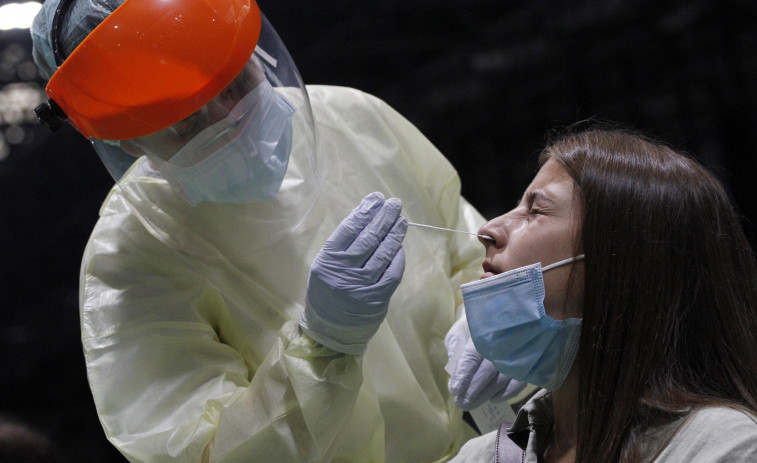 El Sergas realizará un cribado en O Grove, que subió siete casos en un día y tiene 30