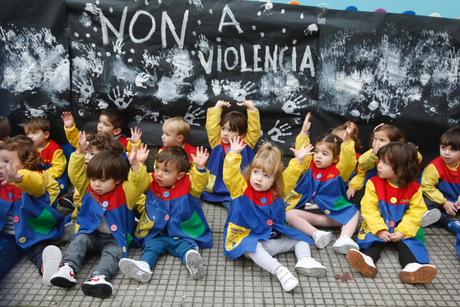 Arousa se tiñe hoy de negro y lila con múltiples actos y acciones de protesta por el 25-N