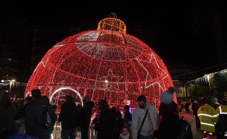 Ribeira llena de luz la Navidad por el Black Friday e inaugura las visitas al Belén del Malecón