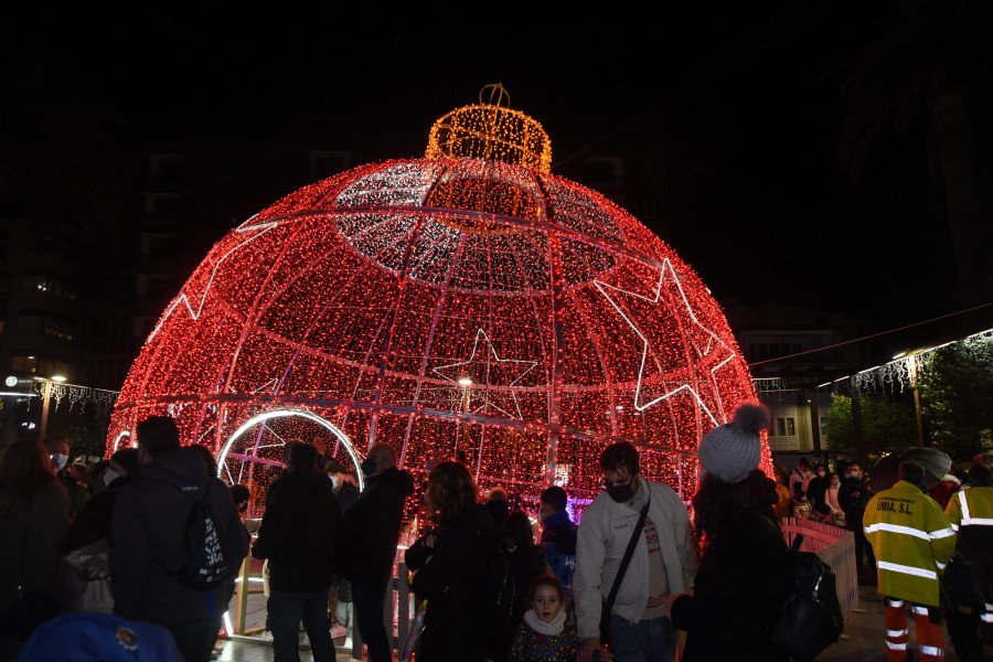 Ribeira llena de luz la Navidad por el Black Friday e inaugura las visitas al Belén del Malecón