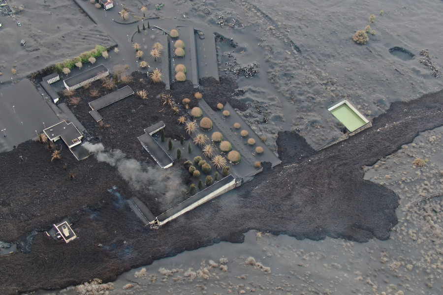 La nueva colada destruye varias viviendas, un cementerio y un campo de placas solares en La Palma