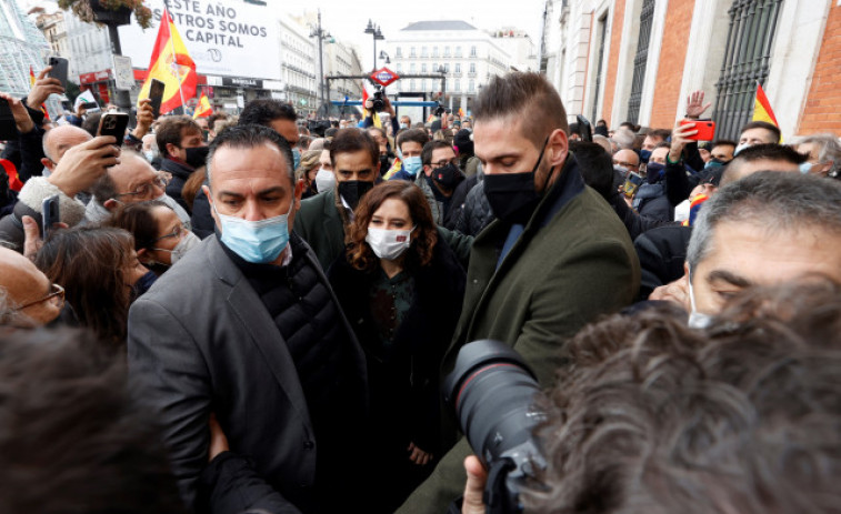 Ayuso muestra su apoyo a los policías pero se marcha de la manifestación y no coincidirá con Casado