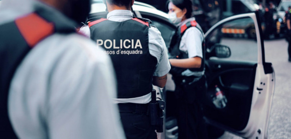 Detienen en Barcelona a una mujer por dejar sola a su hija, que casi se ahoga en la piscina