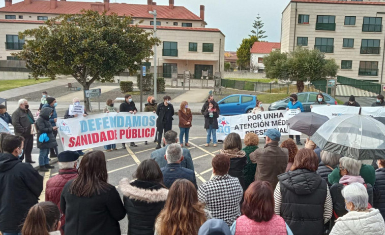 Vecinos de A Illa secundan la protesta del BNG contra el Sergas tras casi un año sin pediatra