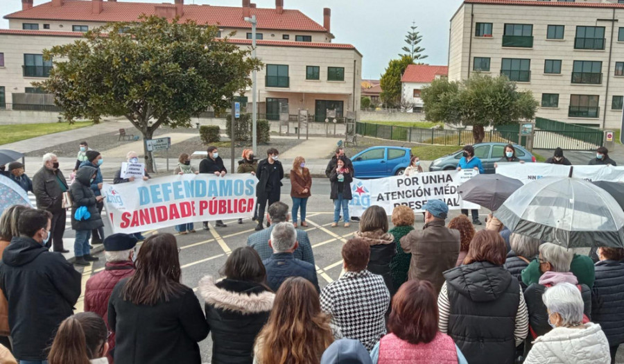 Vecinos de A Illa secundan la protesta del BNG contra el Sergas tras casi un año sin pediatra