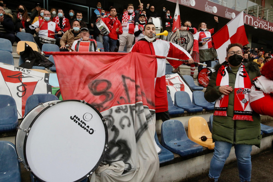 La afición arlequinada se puso el traje de derbi