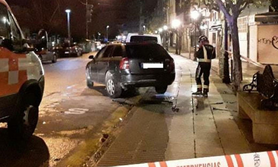 Un coche se sale de vía de madrugada en la Alameda y sube a la acera a otro aparcado