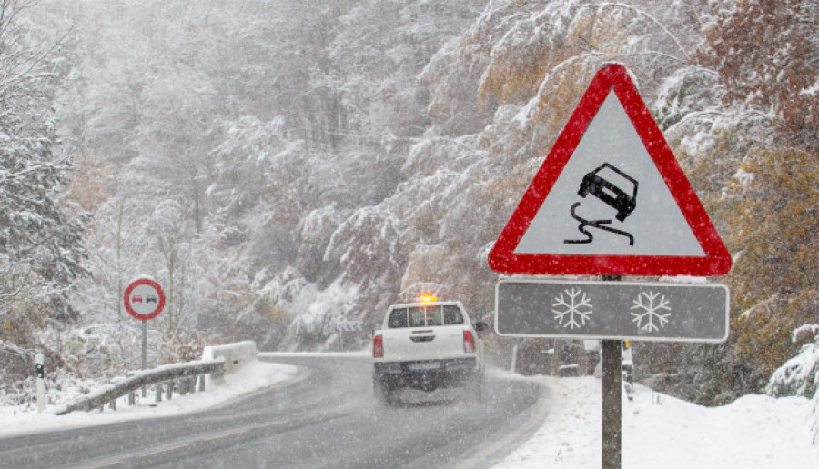 El temporal de nieve causa problemas de tráfico en el norte del país en pleno puente