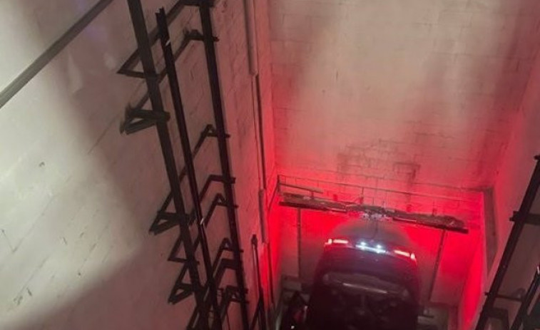 Rescatadas ocho personas tras caer un coche por el hueco del ascensor de un hotel de Santander