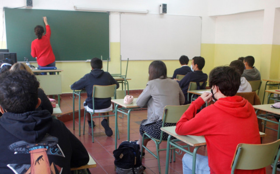 Galicia confía en la vacunación tras un mes de escalada covid en los centros gallegos y rechaza nuevas restricciones