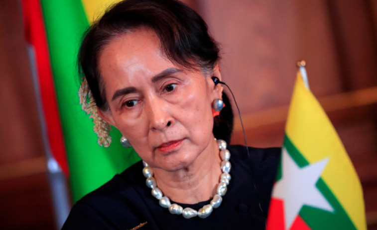 La junta birmana reduce la pena de San Suu Kyi a dos años de cárcel
