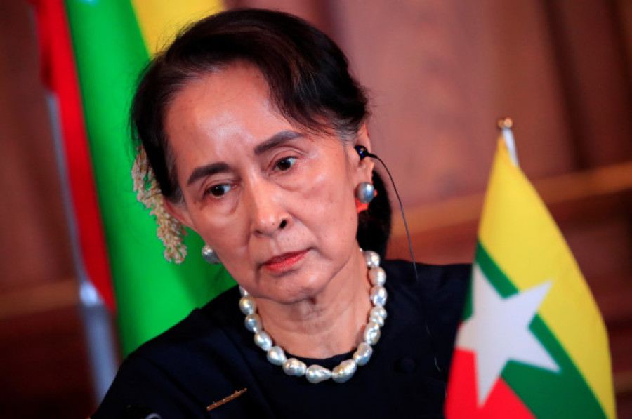 La junta birmana reduce la pena de San Suu Kyi a dos años de cárcel