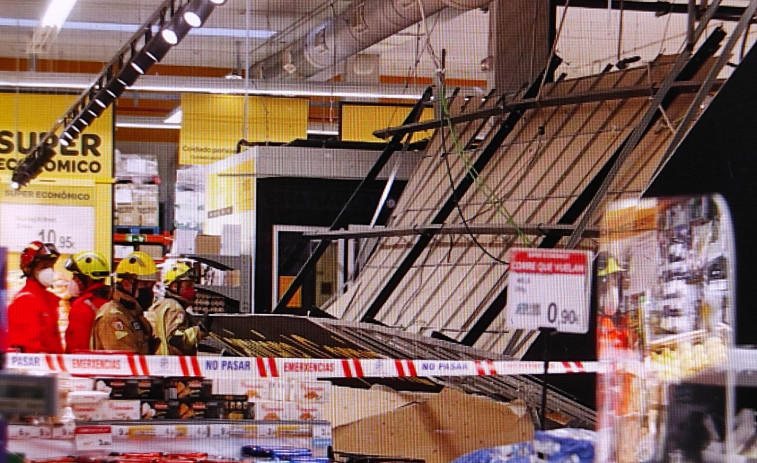 Un tejadillo interior se desploma en Supeco y hiere a una trabajadora y a un cliente en Vilagarcía