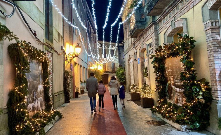 La decoración navideña es una tarea en la que todos participan