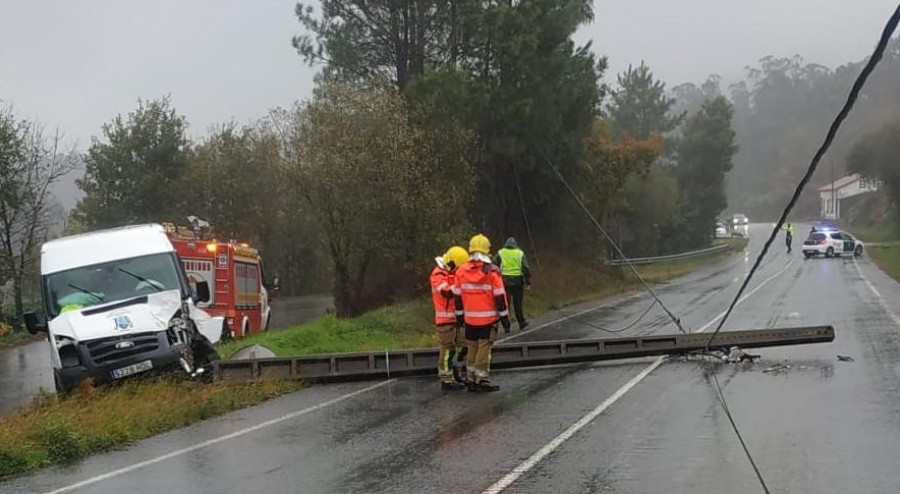 Una furgoneta derriba en Bermo un poste de hormigón, que cortó la carretera durante un par de horas