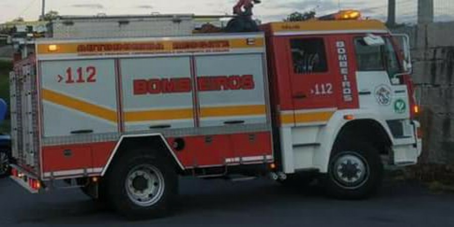 Los bomberos extinguen un incendio en una empresa del polígono de Rubiáns, en Vilagarcía