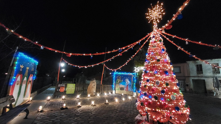 Vecinos de Pontecesures decoran Valeiros con adornos hechos con plástico reciclado