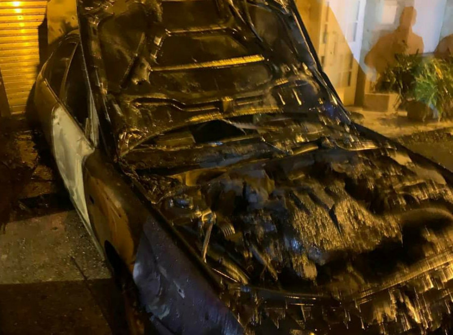 Investigan las causas de un incendio de madrugada en un coche aparcado delante de una casa en Boiro