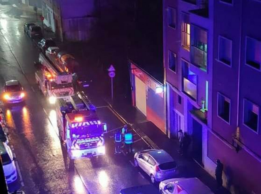 Evacuada al hospital una persona por inhalación de humo en un incendio en un edificio okupa en Ribeira