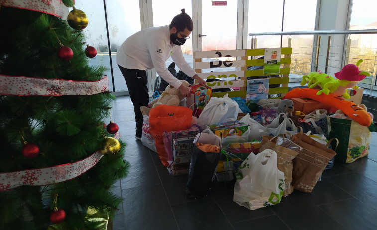 Una campaña recauda alimentos no perecederos, donativos, ropa y juguetes a favor de Cáritas Rianxo