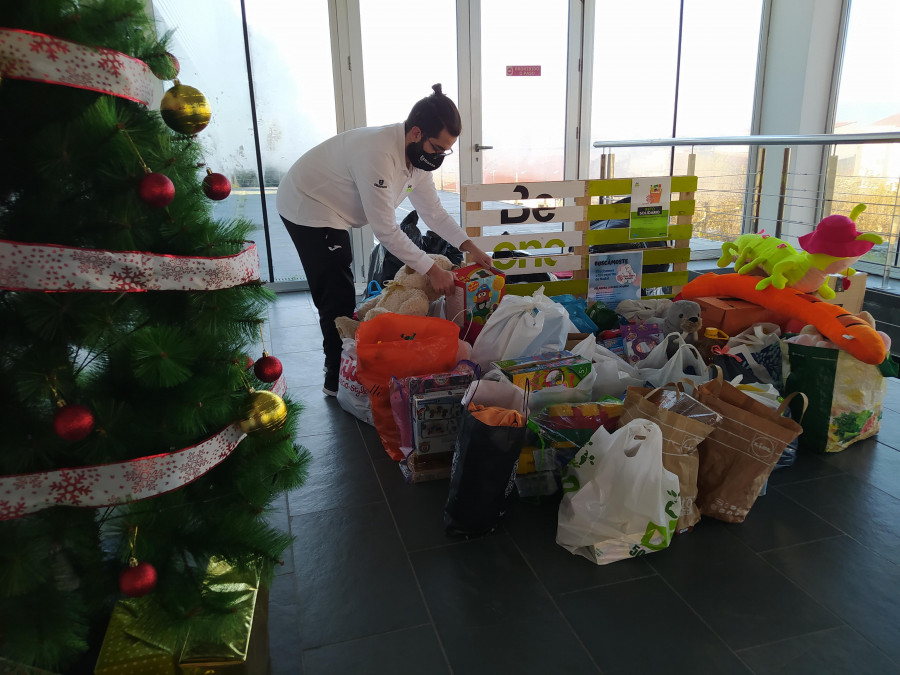 Una campaña recauda alimentos no perecederos, donativos, ropa y juguetes a favor de Cáritas Rianxo