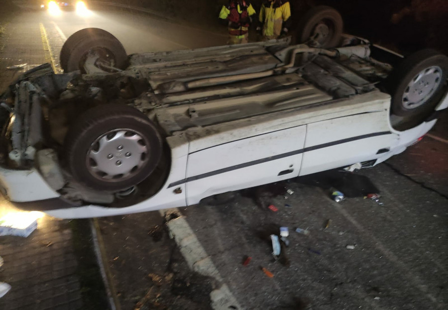 Cinco personas resultaron heridas en un accidente de tráfico con vuelco en la curva de A Chabola, en Ribeira